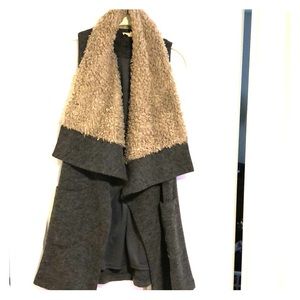 Sweater pocket vest with faux fur